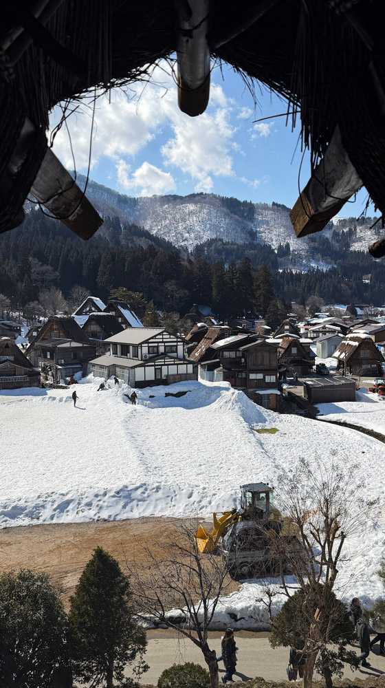 Chance H 日本 北陸 名古屋 小松 這次參加晴日旅遊「賀歲年初三，點燈五箇山」的春節行程。冬季的五箇山點燈雖然夢幻，但交通與人潮是一大考驗。晴日展現了極高的專業度，讓我們不用像一般遊客那樣奔波，反而能從容不迫地欣賞絕美的合掌造雪景，深刻感受專業規劃的重要性。