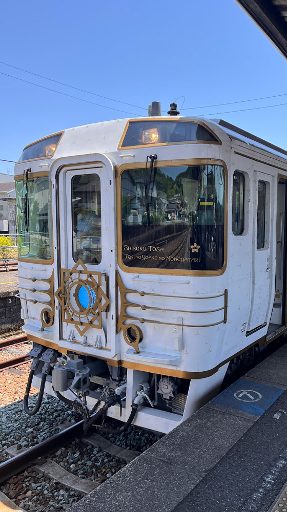Crystal Yeh 日本 廣島 山陰山陽 四國 第一次參加晴日旅遊的行程：5/14 四國雙鐵道列車七日。玩日本久沒跟團，本來有點擔心，結果大大超出預期。每天的住宿都是精心挑選，吃食也令人難忘。導遊Willy很細心，導覽很專業，EQ也很好，跟著他去旅行，會是一個很不錯的體驗。